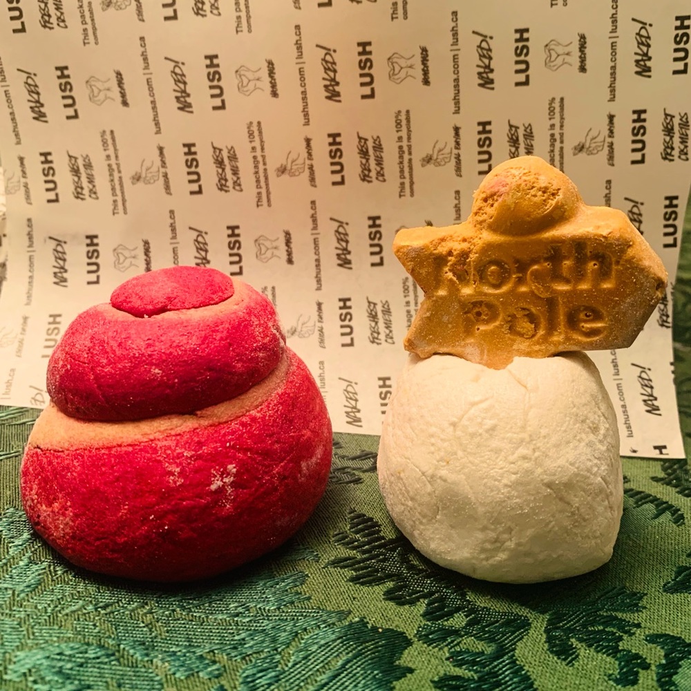 (NEW) North Pole & Cinnamon Roll Bubble Bar - Lush Cosmetics
